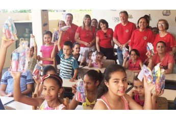 Crianças foram beneficiadas com kits de higiene bucal (Foto: Assessoria de Imprensa/Lions Clube).