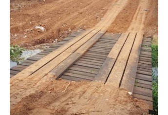 Secretaria de Obras trabalha na reconstrução da ponte do Kobori (Foto: Da Assessoria).