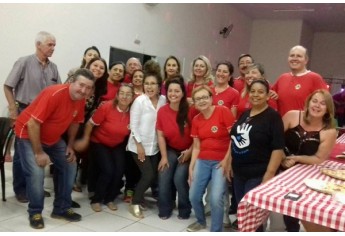 Companheiros do Lions Clube participaram da ação social juntamente com representantes da Assistência Social e do Lar dos Velhos (Assessoria de Imprensa).