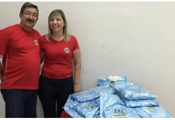 Bettio e Carmem juntamente com os presentes que foram doados aos idosos atendidos pelo Lar dos Velhos  (Assessoria de Imprensa).