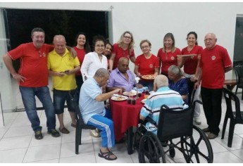 Companheiros do Lions Clube juntamente com o Lar dos Velhos durante ação social realizada na sede da entidade  (Assessoria de Imprensa).