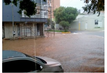 Alameda Fernão Dias, esquina com a Avenida Dr. Adhemar de Barros, proximidades do Fórum, no centro da cidade, hoje pela manha (Foto: Reprodução/Facebook/ Larissa Magalhães).