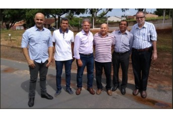Deputado Vanderlei Macris em visita ao Lar dos Velhos de Adamantina (Foto: Da Assessoria).