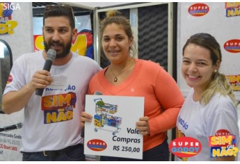 Godoy entrega moto e mais de 70 prêmios na cabine do Sim ou Não