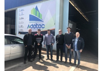 Vereadores e representantes da ACE e Sincomercio de Adamantina são recebidos em Lins (Foto: Adetec).