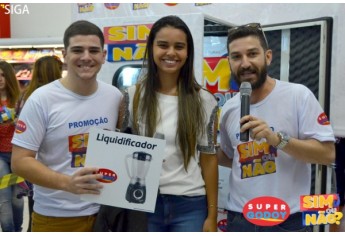 Lisandra Pereira, de Mariápolis, ganhou um liquidificador (Foto: Siga Mídias Sociais).
