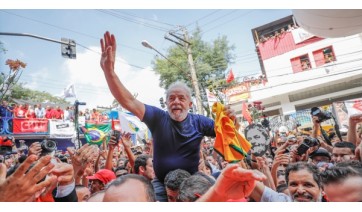 Lula discursou pela manhã deste sábado, na sede do Sindicato dos Metalúrgicos, no ABC, e se entregou à PF no começo da noite (Imagem: Ricardo Stuckert/Fotos Públicas).