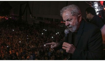 Ex-presidente Lula tem prisão decretada, condenado em duas instâncias da Justiça no caso do triplex em Guarujá (Imagem: Ricardo Stuckert/Fotos Públicas).