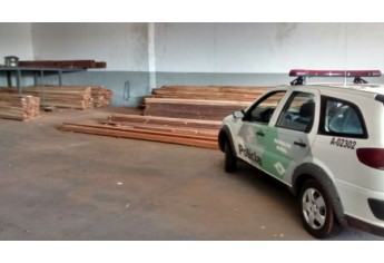 Três endereços de madeireira do mesmo proprietário foram alvo de fiscalização pela Polícia Ambiental em Dracena e Junqueirópolis (Foto: Cedida/Polícia Ambiental).