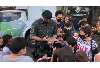 PM Ambiental e estudantes fazem interação com animais e soltura de pássaros em Mariápolis