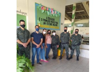 PM Ambiental e estudantes fazem interação com animais e soltura de pássaros em Mariápolis