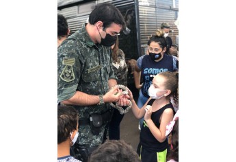 PM Ambiental e estudantes fazem interação com animais e soltura de pássaros em Mariápolis