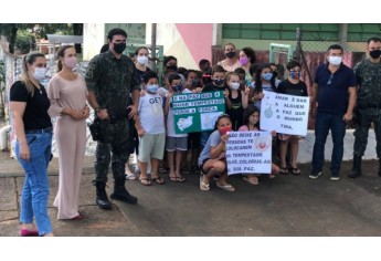 PM Ambiental e estudantes fazem interação com animais e soltura de pássaros em Mariápolis