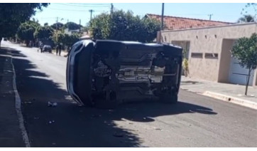Após colisão de dois veículos em cruzamento, Jeep tomba em avenida de Mariápolis 