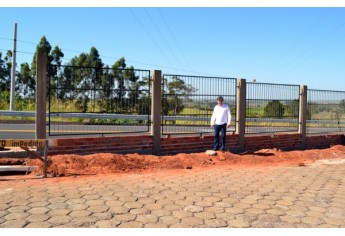 Na semana passada o diretor geral da FAI, Prof. Dr. Márcio Cardim, conferiu as obras de implantação do muro e das grades nos limites do Câmpus II com a via lateral que dá acesso à SP-294 (Foto: Priscila Caldeira)
