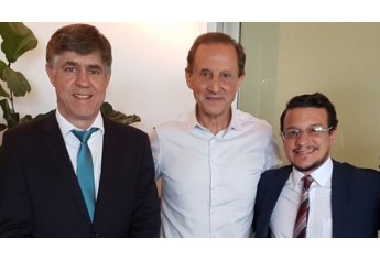 O prefeito de Adamantina e o reitor da UniFAI estiveram reunidos nesta terça-feira, 15, com o presidente da Federação das Indústrias do Estado de São Paulo (FIESP), Paulo Skaf (ao centro); na ocasião, solicitaram convênios e uma escola do Sesi para o município (Foto: Acervo Pessoal).