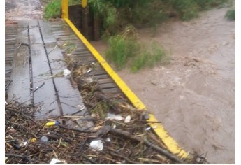 Na ponte sobre o Córrego Tocantins, logo após a Usina de Lixo, sujeira sobre o tabuleiro revela que volume e intensidade das águas (Foto: Reprodução/Facebook/ Marcos Garozi).