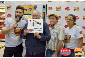 Godoy entrega moto e mais de 70 prêmios na cabine do Sim ou Não