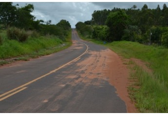 Rodovia Adamantina/Mariápolis tem pontos críticos agravados pelas chuvas, conforme imagens no trecho entre os km 3 e 4 (Foto: Acácio Rocha).