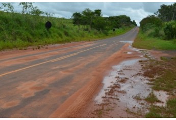 Rodovia Adamantina/Mariápolis tem pontos críticos agravados pelas chuvas, conforme imagens no trecho entre os km 3 e 4 (Foto: Acácio Rocha).