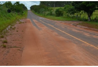 Rodovia Adamantina/Mariápolis tem pontos críticos agravados pelas chuvas, conforme imagens no trecho entre os km 3 e 4 (Foto: Acácio Rocha).