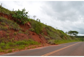 Rodovia Adamantina/Mariápolis tem pontos críticos agravados pelas chuvas, conforme imagens no trecho entre os km 3 e 4 (Foto: Acácio Rocha).