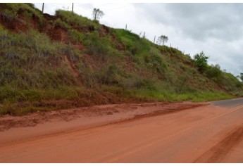 Rodovia Adamantina/Mariápolis tem pontos críticos agravados pelas chuvas, conforme imagens no trecho entre os km 3 e 4 (Foto: Acácio Rocha).