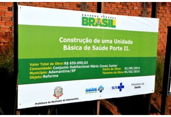MÁRIO COVAS: Placa indica valores, datas de início e previsão de término das obras de construção da unidade básica de saúde (Foto: Acácio Rocha)