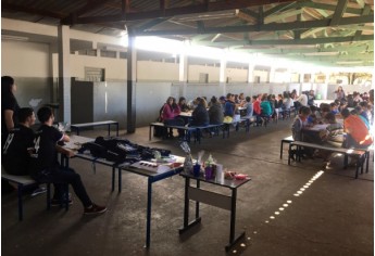 A escola pôde contar com o apoio dos professores, alunos gremistas e ainda com o trabalho voluntário dos alunos Leonardo Maion, Daniele Ferreira e Vitor Benitez, do 5º Termo do curso de Matemática da UniFAI (Foto: Acervo Pessoal).
