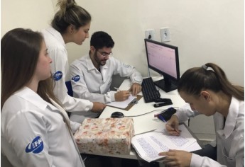 Os estudantes Élina Renândia Zanela, Floriano Bordignon Júnior, Isabelle Bassani Leme da Silva e Larissa Prezotto Alexandrino produziram uma caixinha de remédios para a paciente Eva (Foto: Acervo Pessoal).