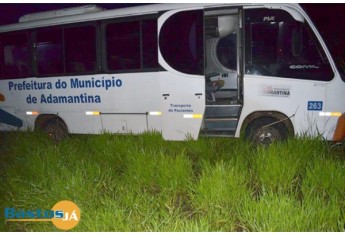 Acidente foi na SP-294, em Iacri, envolvendo ônibus da Prefeitura de Adamantina, com pacientes que seguiam para Marília, em um carro VW Polo (Foto: Site Bastos Já).