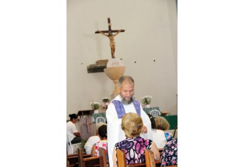 Padre Domingos fez unção especial durante a celebração (Foto: Maciel Dantas).