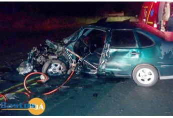 Acidente foi na SP-294, em Iacri, envolvendo ônibus da Prefeitura de Adamantina, com pacientes que seguiam para Marília, em um carro VW Polo (Foto: Site Bastos Já).