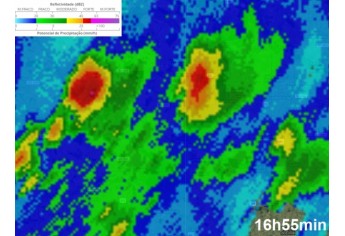 Imagem do radar meteorológico mostrou duas células de tempestade sobre a área (Reprodução/Cemaden/Decea/Redemet/NOAA via Lucas Moura).
