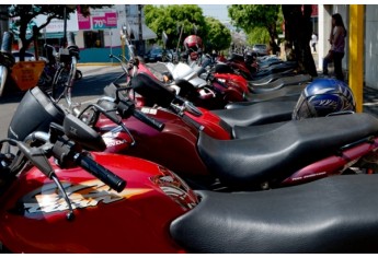 Faltam vagas suficientes em bolsões para motos no centro de Adamantina, reclama mototaxista (Foto: Acácio Rocha)