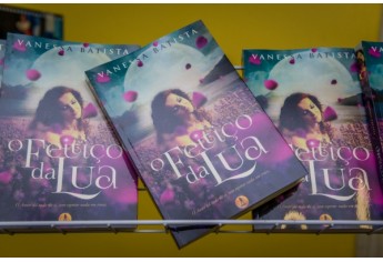 Noite de autógrafos marca lançamento do livro O Feitiço da Lua, escrito por Vanessa Batista (Foto: Márcio Sichieri/MS Stúdio).