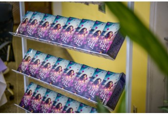 Noite de autógrafos marca lançamento do livro O Feitiço da Lua, escrito por Vanessa Batista (Foto: Márcio Sichieri/MS Stúdio).