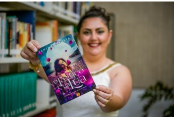 Noite de autógrafos marca lançamento do livro O Feitiço da Lua, escrito por Vanessa Batista (Foto: Márcio Sichieri/MS Stúdio).