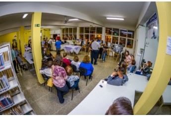 Noite de autógrafos marca lançamento do livro O Feitiço da Lua, escrito por Vanessa Batista (Foto: Márcio Sichieri/MS Stúdio).