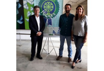 Prefeito Márcio Cardim e os interlocutores locais do Programa Município Verde Azul Emerson Baptiston e Luciana Fernandes (Foto: Da Assessoria).