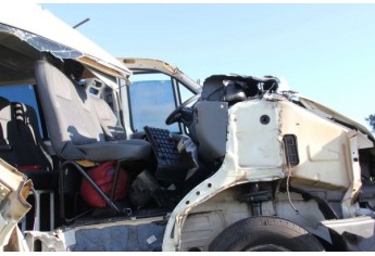 Ambulância saiu de Osvaldo Cruz e seguia com destino a Jaú, quando colidiu na traseira de um caminhão (Douglas Reis/Divulgação/JCNET).