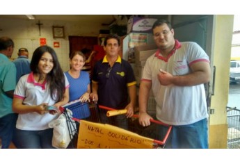 Rotarianos e Rotaractianos participando da coleta de alimentos (Foto: Asses. Imprensa/Rotary Club de Adamantina).