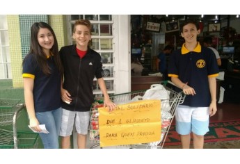Jovens do Interact Club de Adamantina participando do Natal Solidário 2015  (Foto: Asses. Imprensa/Rotary Club de Adamantina).