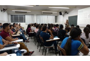 Estudantes de direito da UniFAI acompanham palestra da delegada Laiza Fernanda Rigatto Andrade (Foto: Cedida).