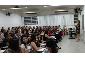 Estudantes de direito da UniFAI acompanham palestra da delegada Laiza Fernanda Rigatto Andrade (Foto: Cedida).