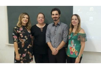 Delegada Laiza (à esquerda) é recebida pelos professores do curso de direito da UniFAI (Foto: Cedida).