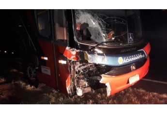Ônibus estava com 26 passageiros e motorista. Ninguém se feriu (Foto: Reprodução/Site Tupã Notícias).