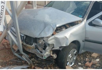 Carro invade lanchonete Nino´s Petiscaria, no centro de Adamantina. Por sorte, ainda não havia frequentadores no local. Motorista não teve ferimentos (Foto: Cedida).