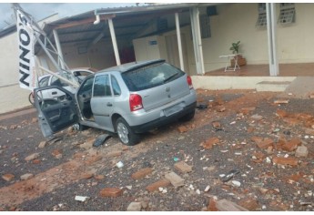 Carro invade lanchonete Nino´s Petiscaria, no centro de Adamantina. Por sorte, ainda não havia frequentadores no local. Motorista não teve ferimentos (Foto: Cedida).