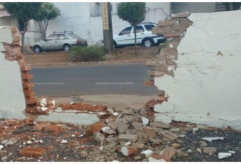 Carro invade lanchonete Nino´s Petiscaria, no centro de Adamantina. Por sorte, ainda não havia frequentadores no local. Motorista não teve ferimentos (Foto: Cedida).